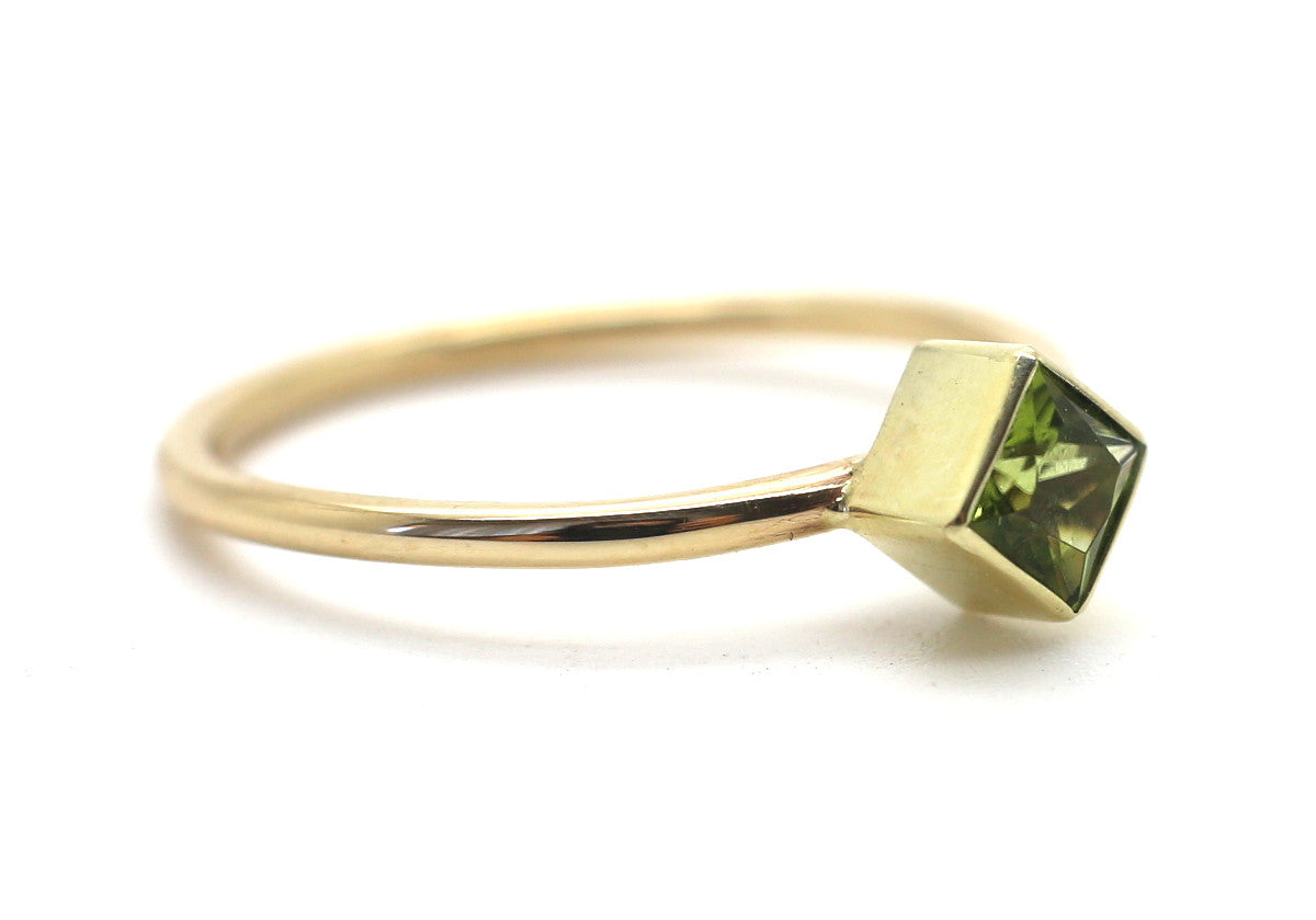 Handgemaakte en fairtrade gouden ring met groene peridot