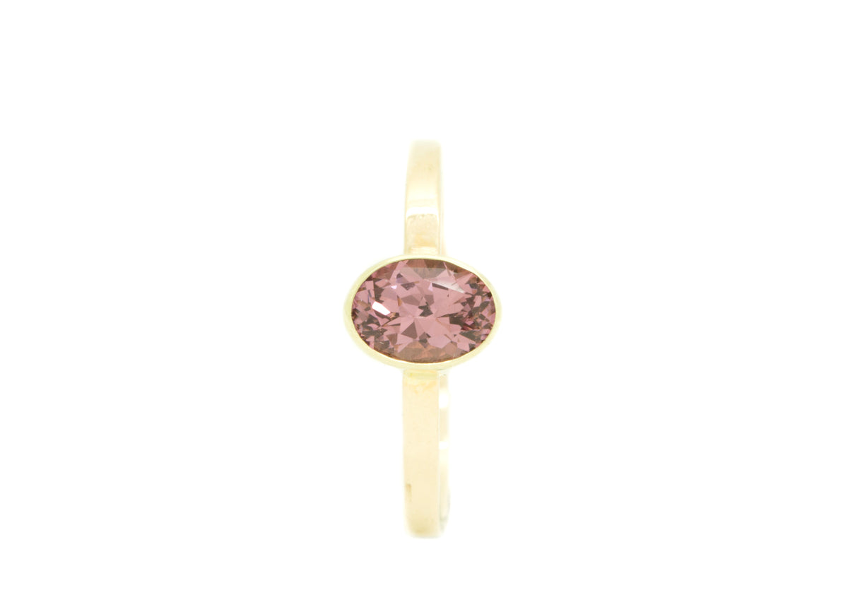 Handgemaakte en fairtrade gouden ring met roze rhodoliet edelsteen