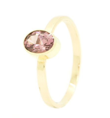 Handgemaakte en fairtrade gouden ring met roze rhodoliet edelsteen