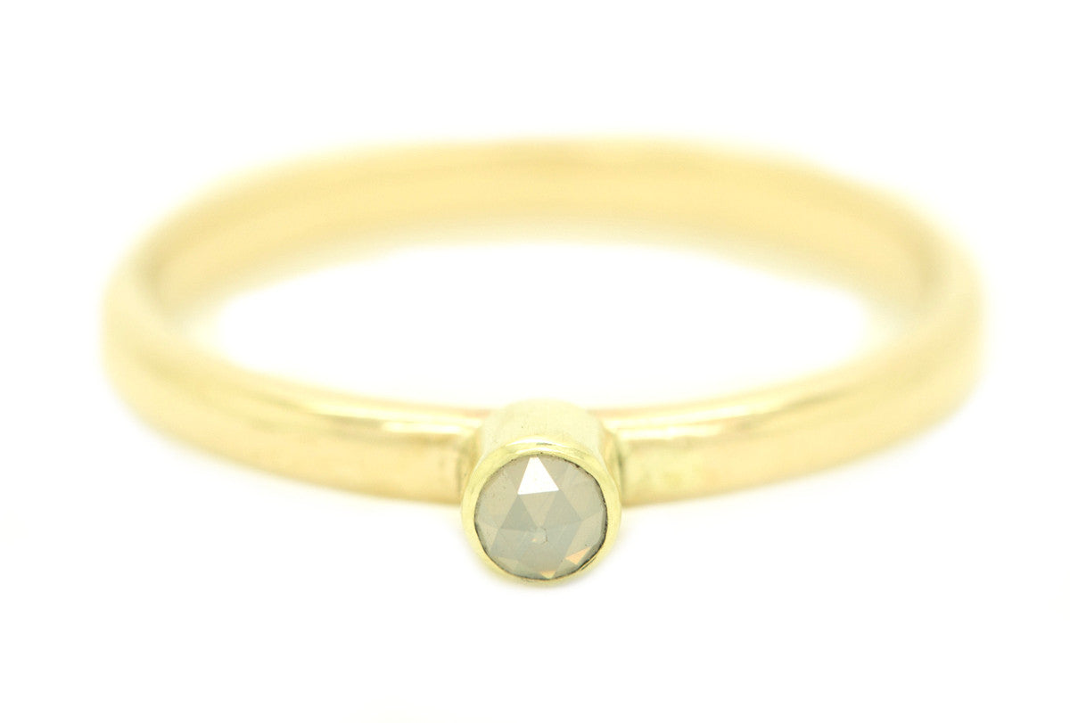 Handgemaakte en fairtrade fijne gouden ring met lichte roosgeslepen diamant