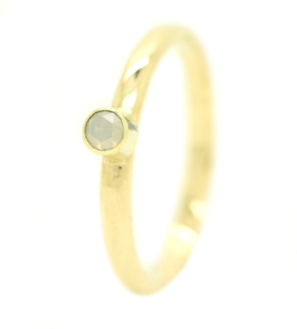 Handgemaakte en fairtrade fijne gouden ring met lichte roosgeslepen diamant