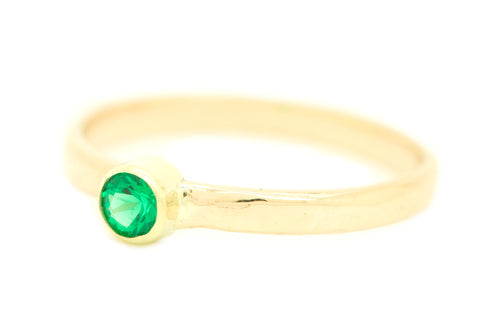 Handgemaakte en fairtrade fijne gouden ring met smaragd