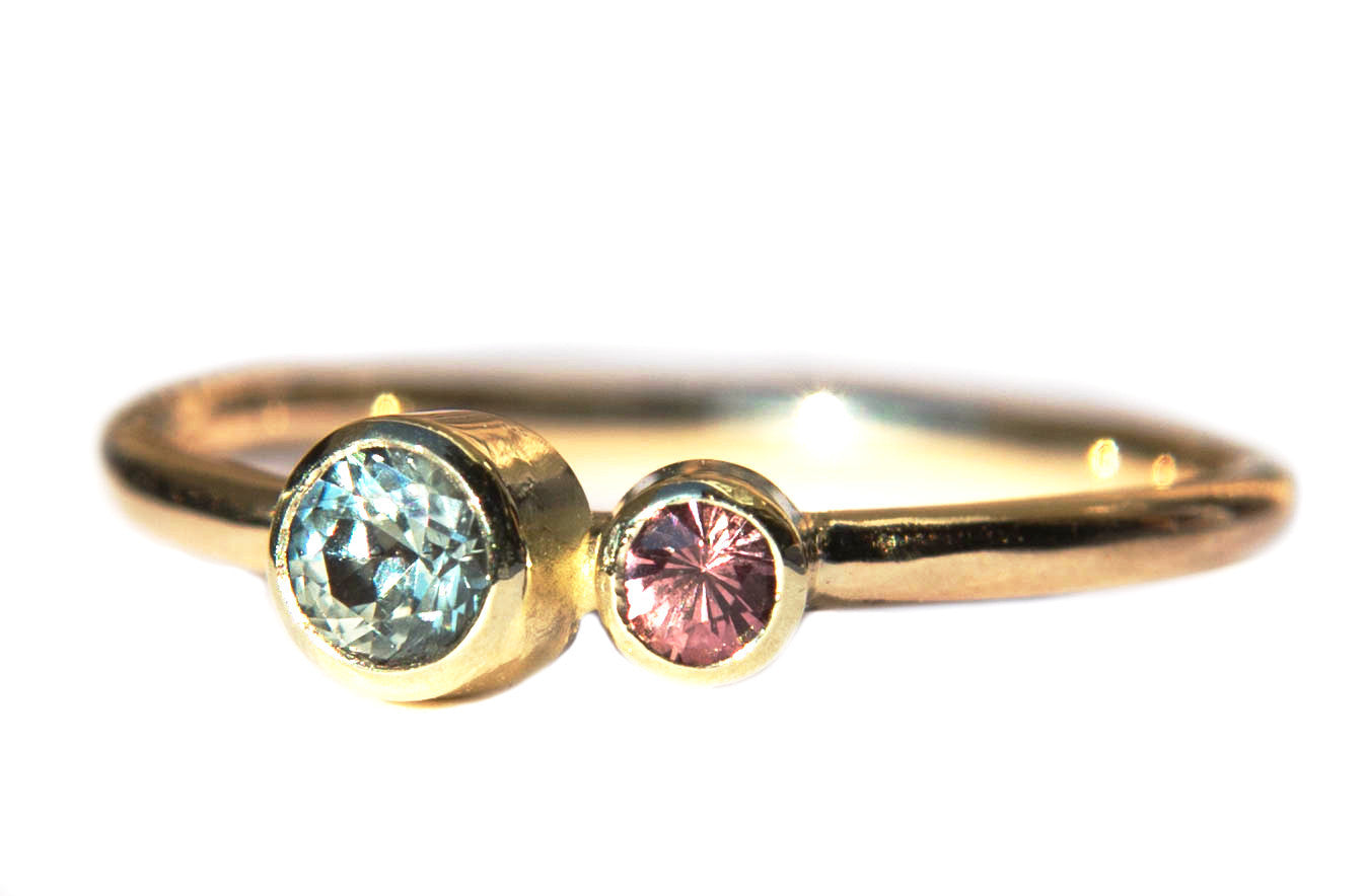 Handgemaakte en fairtrade fijne gouden ring met blauwe en roze saffier
