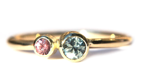 Handgemaakte en fairtrade fijne gouden ring met blauwe en roze saffier