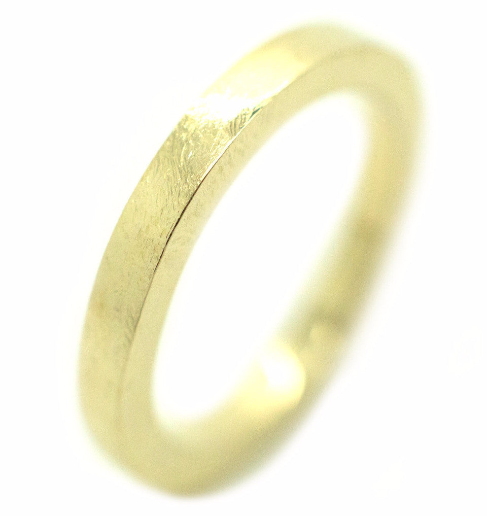 Handgemaakte en fairtrade strakke ring van goud 