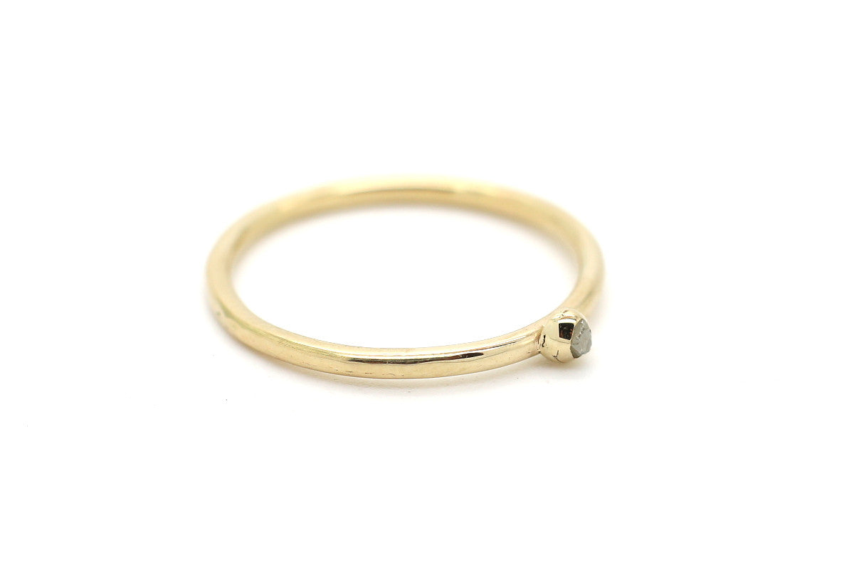 Handgemaakte en fairtrade fijne gehamerde gouden ring met ruw diamantje