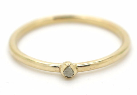 Handgemaakte en fairtrade fijne gehamerde gouden ring met ruw diamantje