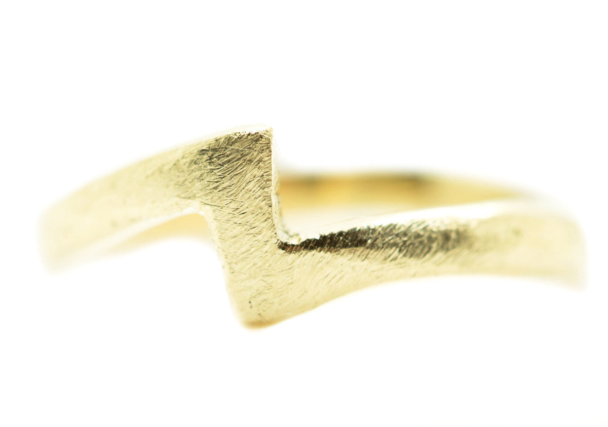 Handgemaakte en fairtrade gouden ruwe organische en geometrische ring