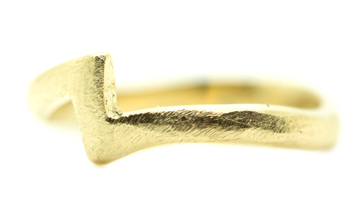 Handgemaakte en fairtrade gouden ruwe organische en geometrische ring