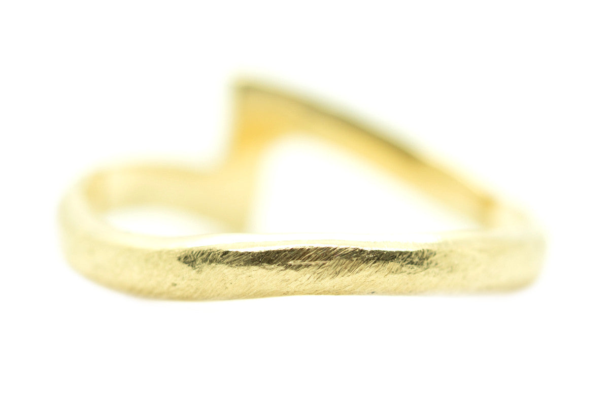 Handgemaakte en fairtrade gouden ruwe organische en geometrische ring