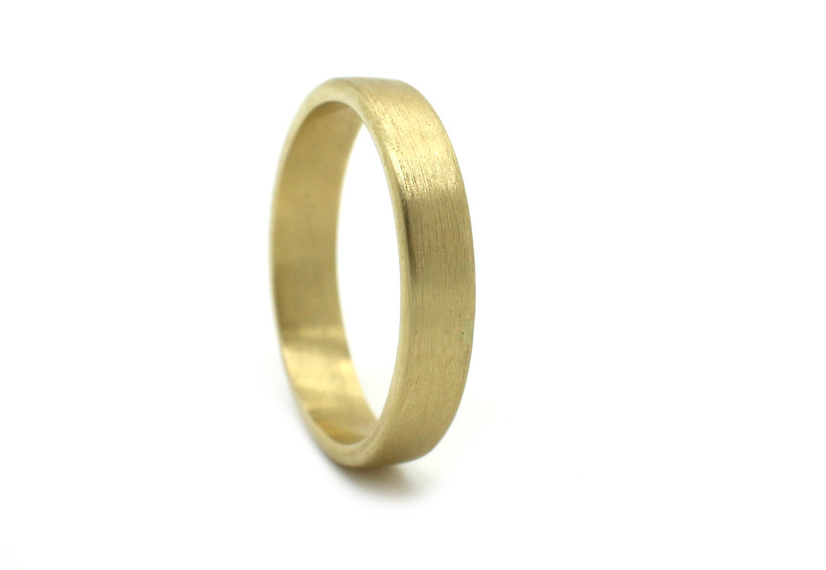 Handgemaakte en gematteerde ring van 14 kt fairtrade geelgoud