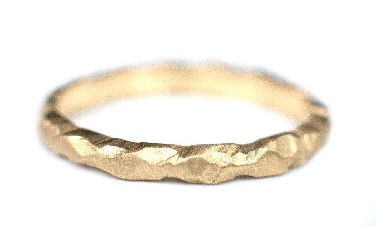 Handgemaakte en fairtrade organische en grillige gouden ring