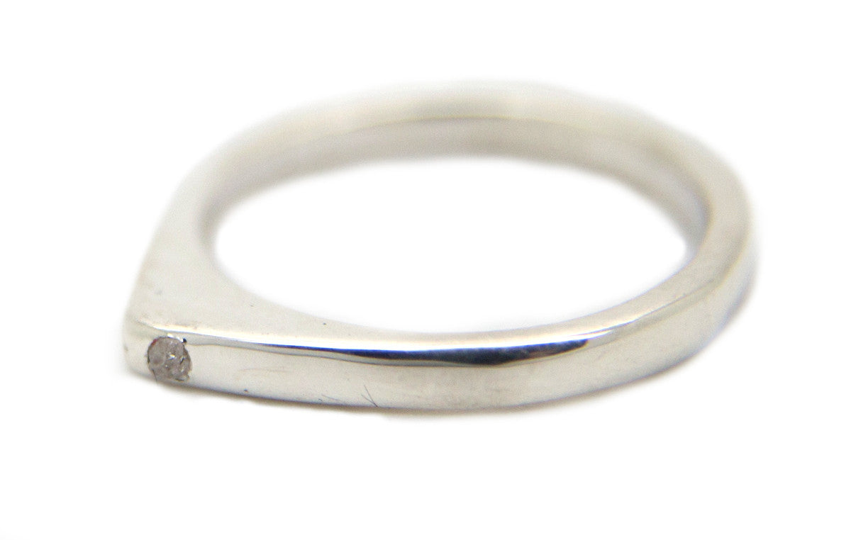 Handgemaakte en fairtrade fijne zilveren driehoekige ring met ruwe lichtgrijze diamant