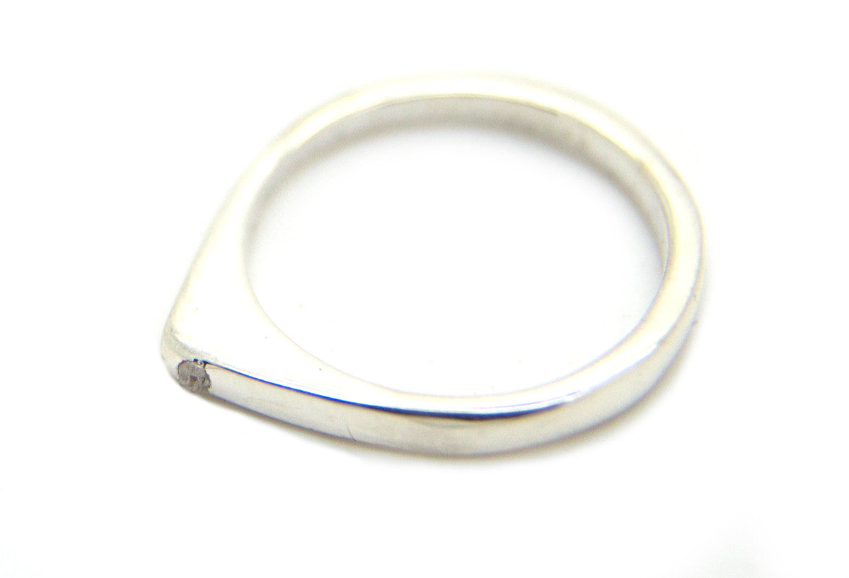 Handgemaakte en fairtrade fijne zilveren driehoekige ring met ruwe lichtgrijze diamant