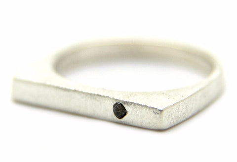 Handgemaakte en fairtrade fijne zilveren geometrische ring met ruwe donkere diamant