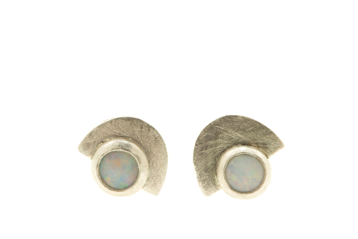 Handgemaakte en fairtrade halfronde zilveren oorknopjes met opaal