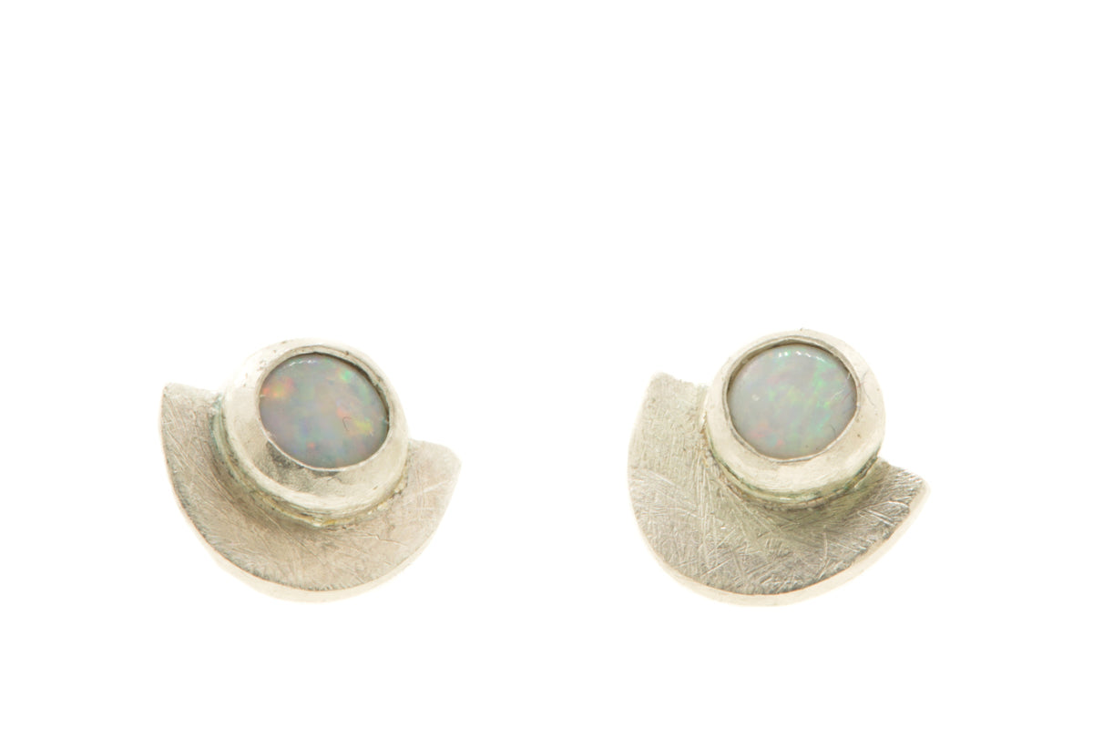Handgemaakte en fairtrade halfronde zilveren oorknopjes met opaal