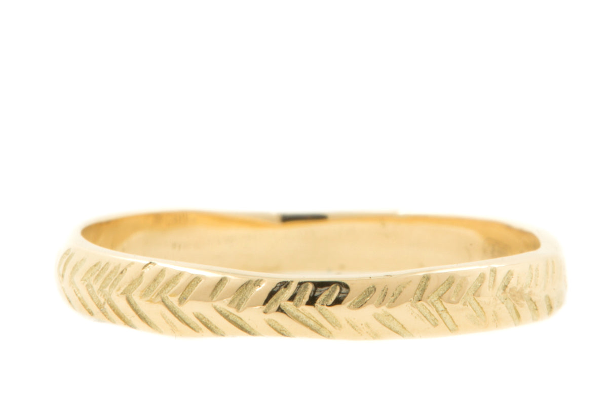 Handgemaakte en fairtrade  gouden ring met visgraat patroon