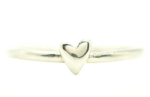 Handgemaakte en fairtrade fijne zilveren ring met hartje