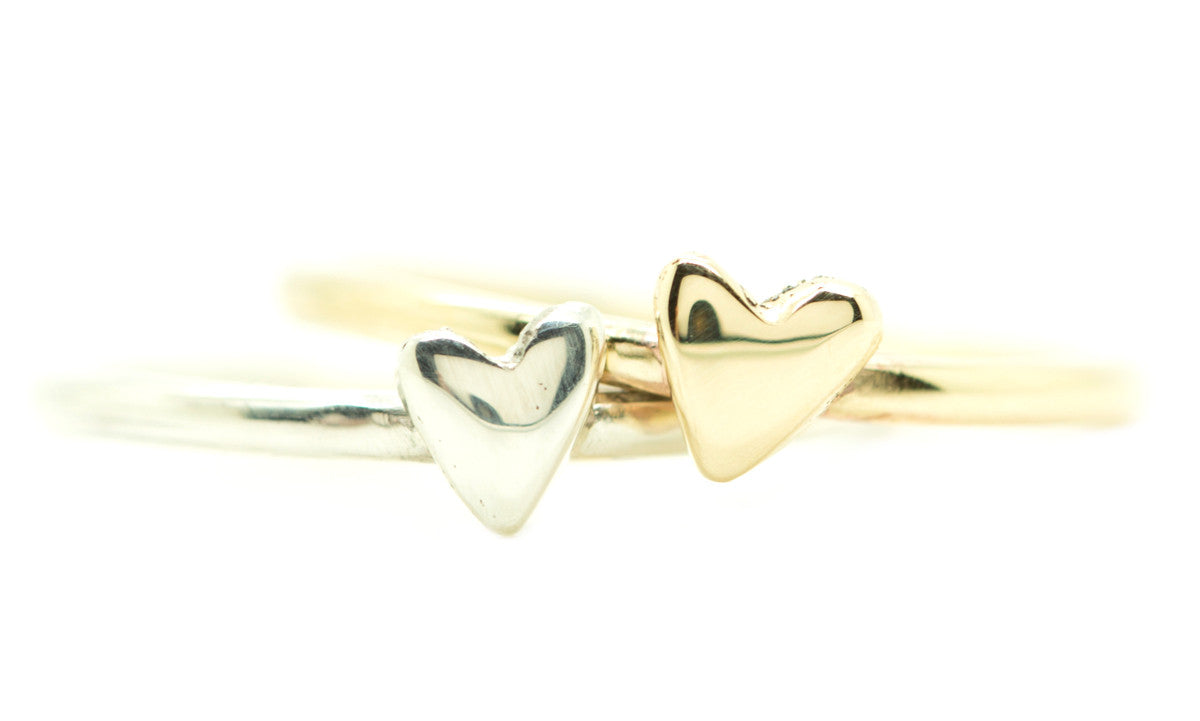 Handgemaakte en fairtrade fijne gouden ring met hartje