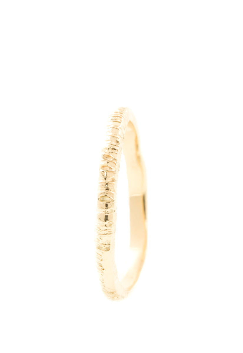Handgemaakte en fairtrade  gouden ring met structuur