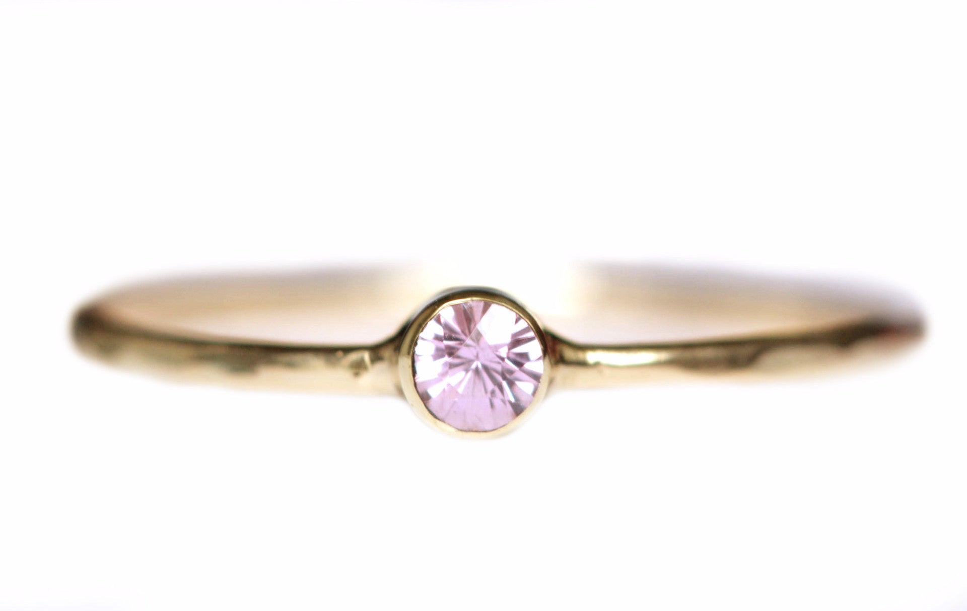 Handgemaakte en fairtrade fijne gehamerde gouden ring met roze saffier 