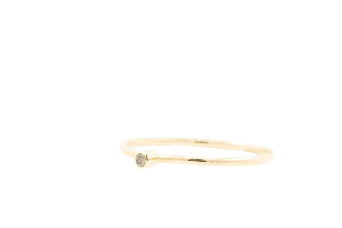 Handgemaakte en fairtrade fijne geelgouden ring met klein peper en zout diamantje