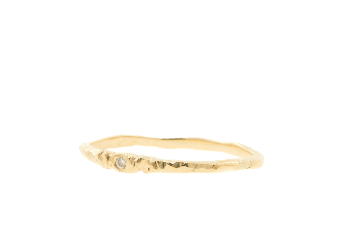Handgemaakte en fairtrade fijne geelgouden ring met diamantje