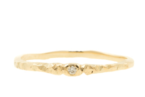 Handgemaakte en fairtrade fijne geelgouden ring met diamantje