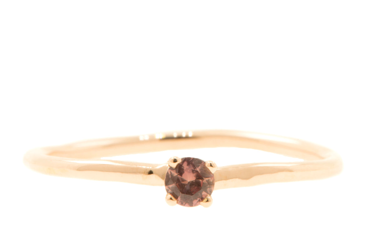 Handgemaakte en fairtrade roodgouden gepolijste licht organische ring met een roze saffier