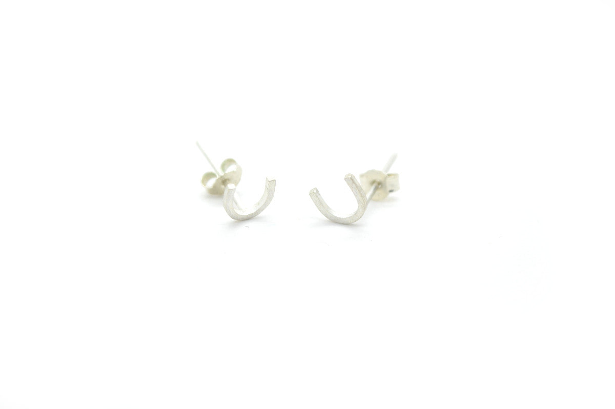 Handgemaakte en fairtrade minimalistische zilveren halfronde oorbellen