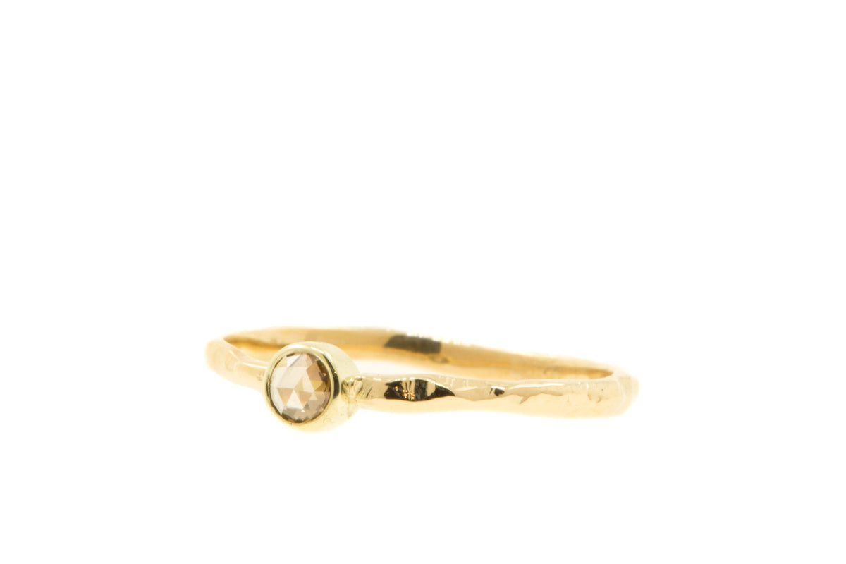 Handgemaakte en fairtrade fijne gehamerde geelgouden ring met roosgeslepen bruine diamant
