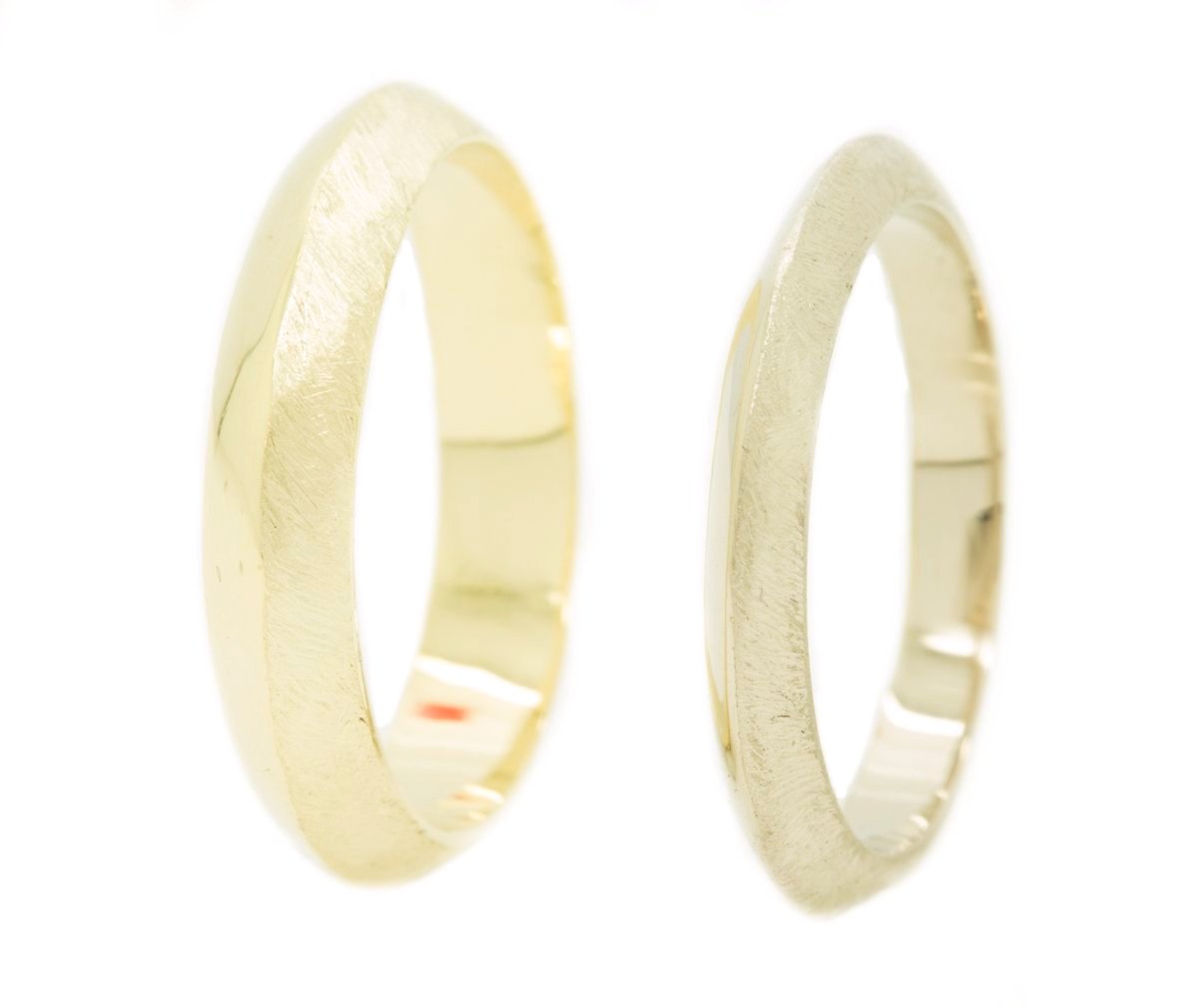 Handgemaakte strakke hoekige geometrische trouwringen van 14 kt fairtrade geelgoud en witgoud