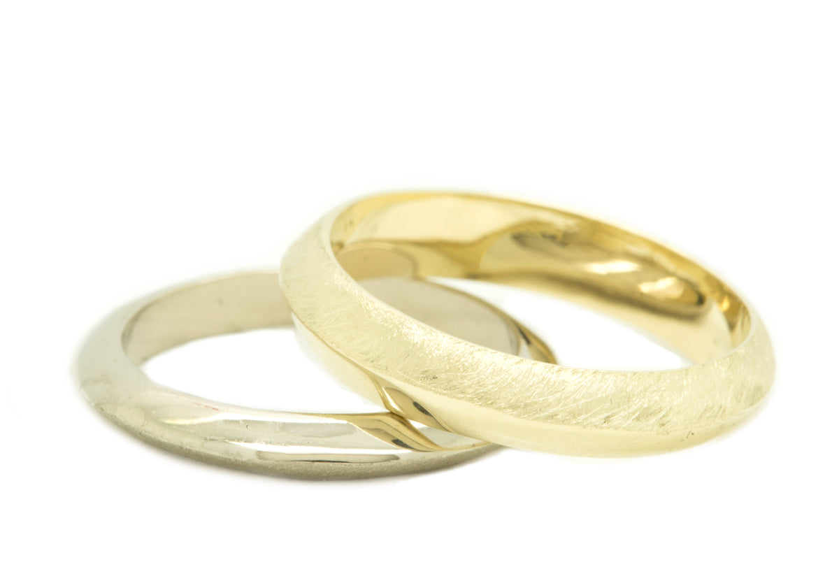 Handgemaakte strakke hoekige geometrische trouwringen van 14 kt fairtrade geelgoud en witgoud