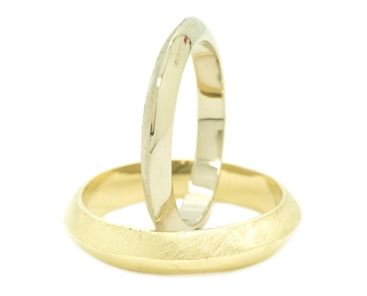 Handgemaakte strakke hoekige geometrische trouwringen van 14 kt fairtrade geelgoud en witgoud