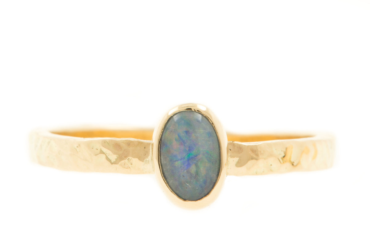 Handgemaakte en fairtrade gehamerde gouden ring met blauwe opaal 