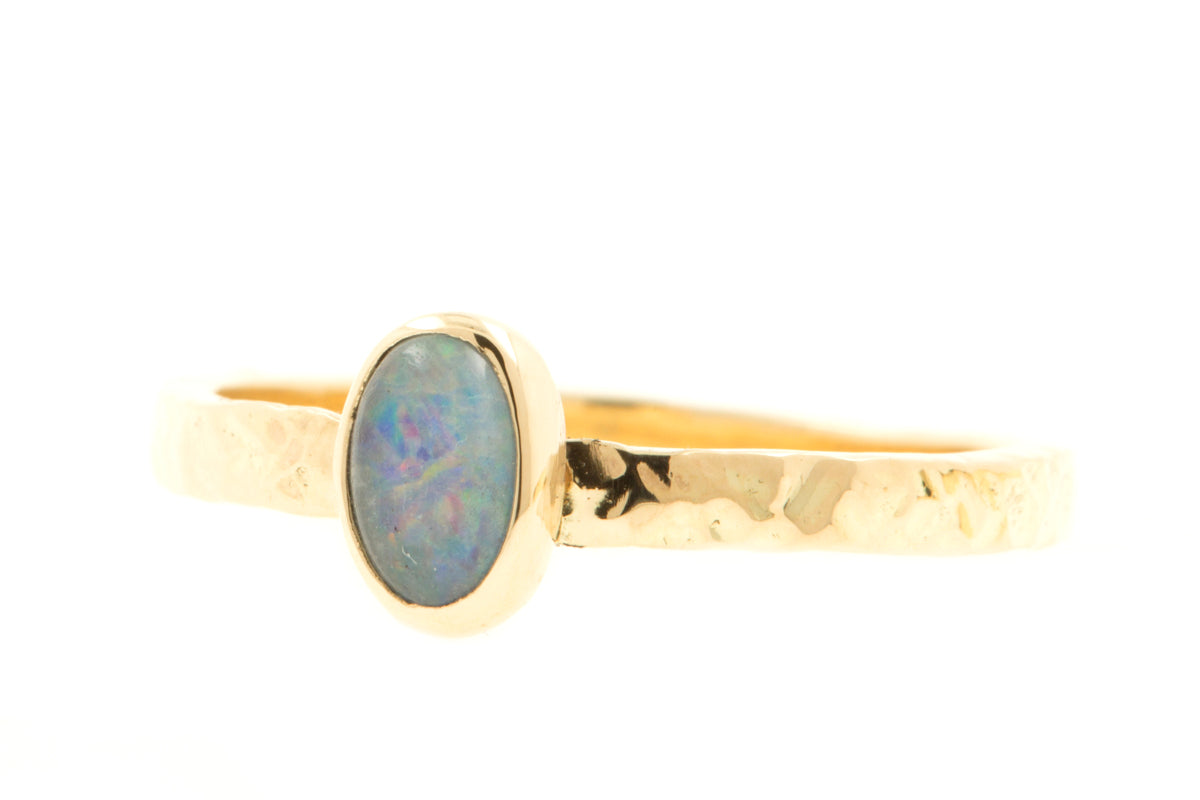 Handgemaakte en fairtrade gehamerde gouden ring met blauwe opaal 