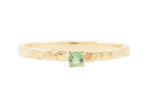 Handgemaakte en fairtrade gehamerde geelgouden ring met groene toermalijn in chatonzetting