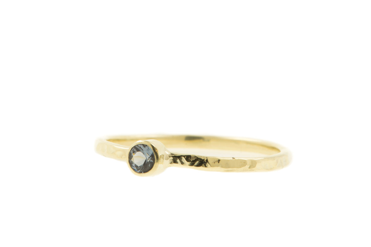 Handgemaakte en fairtrade gehamerde fijne geelgouden ring met blauwe spinel