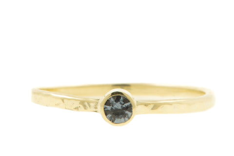 Handgemaakte en fairtrade gehamerde fijne geelgouden ring met blauwe spinel