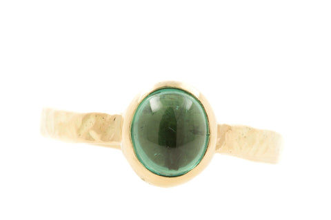 Handgemaakte en fairtrade gehamerde gouden ring met ovale cabochon toermalijn