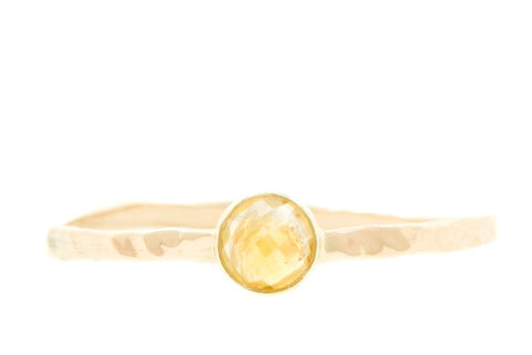 Handgemaakte en fairtrade gehamerde gouden ring met roosgeslepen gele saffier