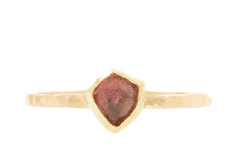 Fairtrade & handgemaakte gouden ring met asymmetrische roze toermalijn