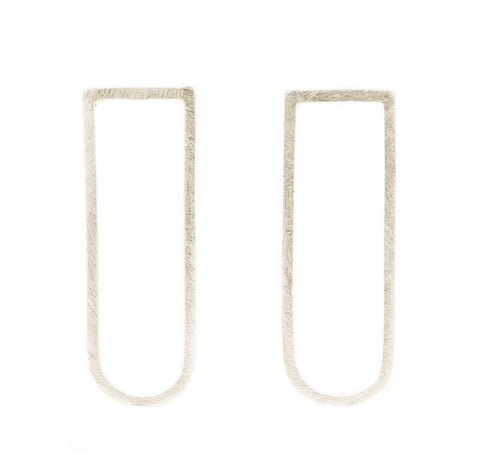 Handgemaakte en fairtrade minimalistische en halfronde zilveren oorbellen
