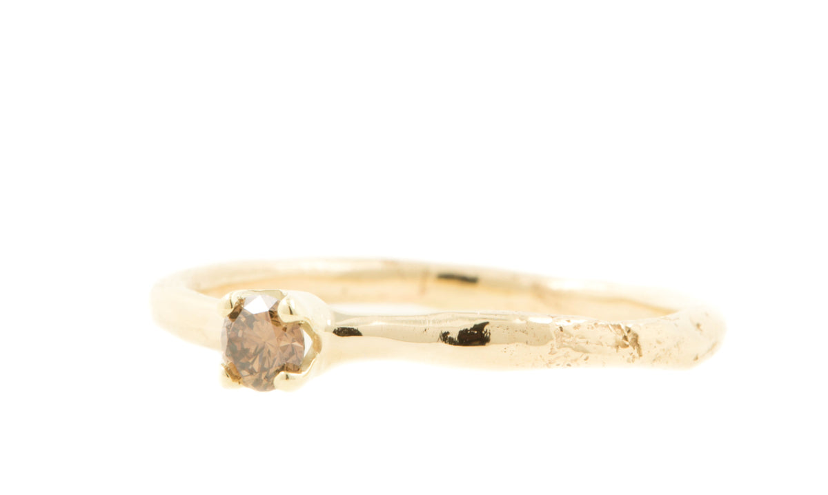 Handgemaakte en fairtrade licht organische fijne geelgouden ring met bruine diamant
