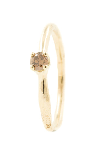 Handgemaakte en fairtrade licht organische fijne geelgouden ring met bruine diamant