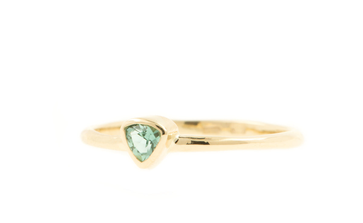 Handgemaakte en fairtrade licht organische fijne geelgouden ring met driehoekige seafoam toermalijn