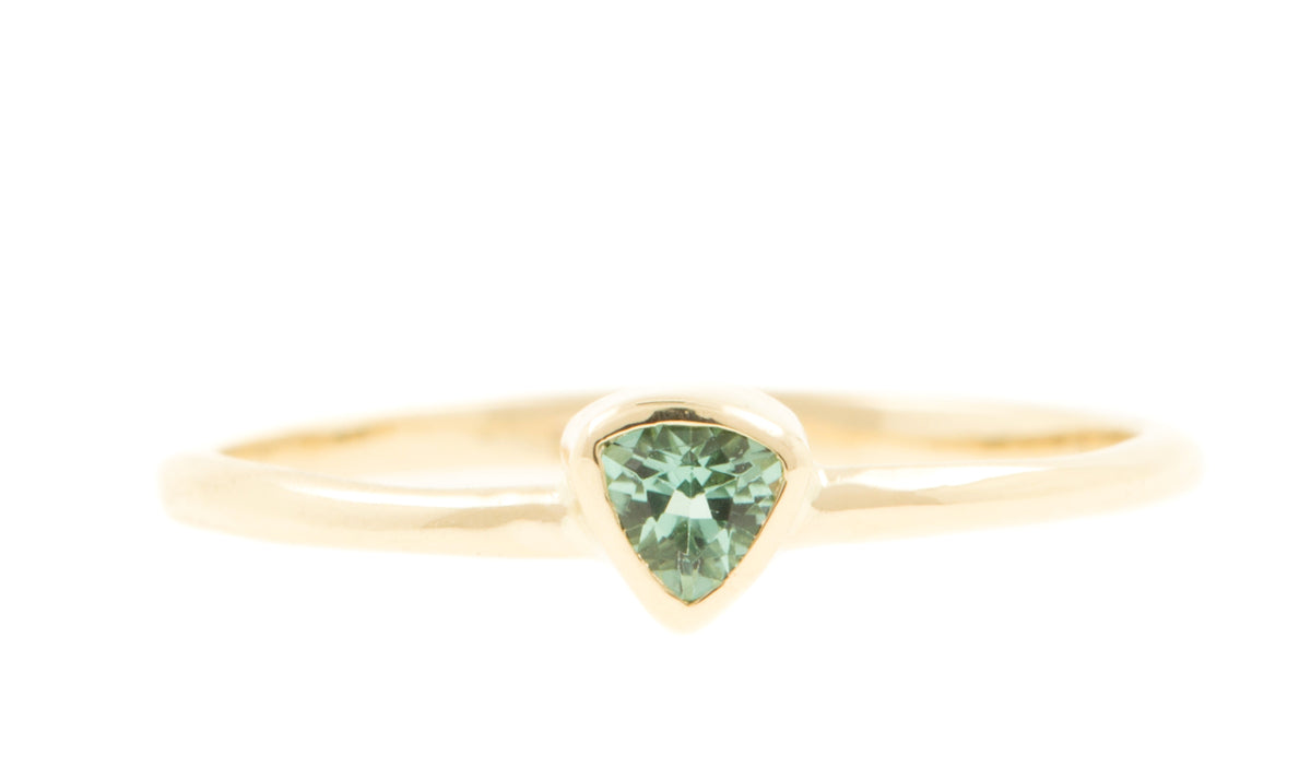 Handgemaakte en fairtrade licht organische fijne geelgouden ring met driehoekige seafoam toermalijn