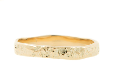 Handgemaakte en fairtrade gouden ring met structuur