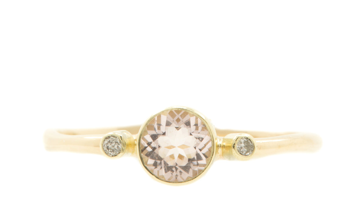 Fairtade en handgemaakte fijne ring met lichtroze morganiet en diamantjes